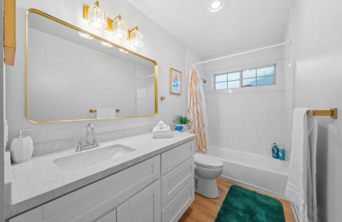 Entire Private Home with 4 Bedrooms 2 Bathrooms, Pool, View, 4 Parking, King Bed, Big Yard, Available Now - Foto 53