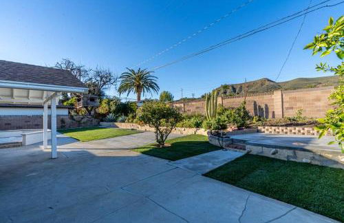 Modern 3 King Beds, Beautiful Large Backyard, WFH, Long Stays, Waterfall, WI-FI, FWY, 25 mins to Beach - Photo 4