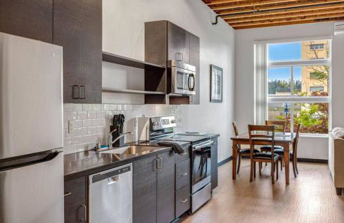 Brand New Condo Steps from Bremerton Ferry - Foto 2