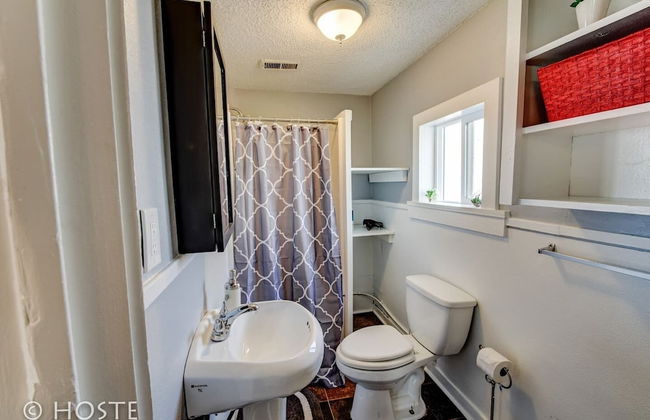 City Center Cottage Netflix, Mtns & Adventure! - Photo 16