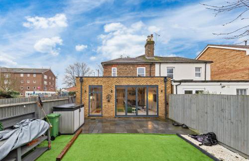 The Lumos House - 4 Bed Home w Parking near Harry Potter Studios - Foto 53