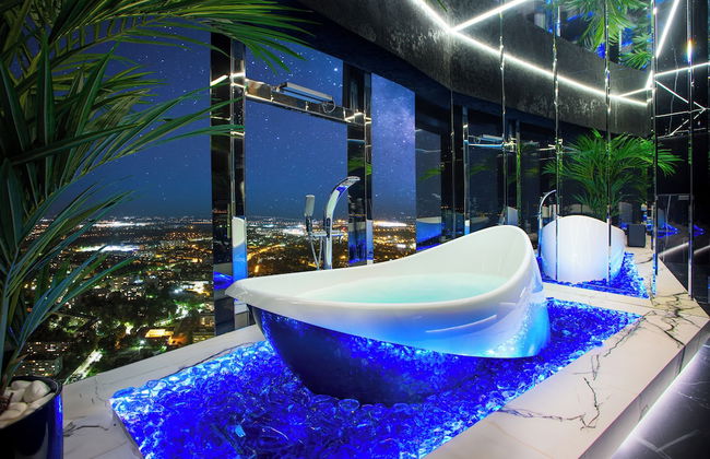 Apartments in Sky Tower with Bathtub near the window - Photo 1