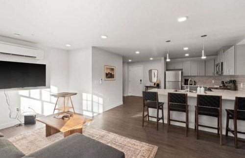 King Bed - J and K on Main Luxury Apartment 306 - Foto 12