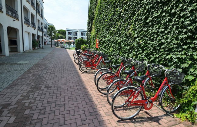 Comfy Furnished Apartment with AC near Beach - Photo 38