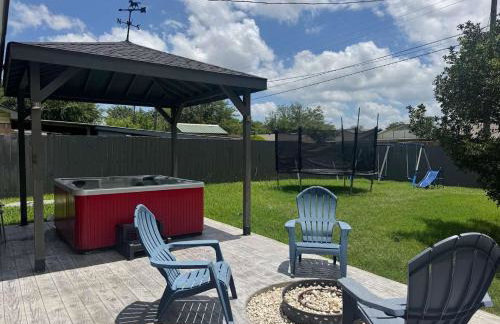 Stunning 4BR 2BA Hot Tub Cozy Holiday Home in Plano - Photo 31
