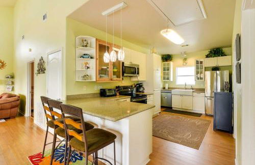 Walk to Crystal Beach! Family Retreat with Deck - Foto 1