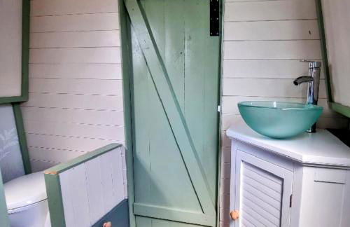 Mini Escape - 2 Berth Narrowboat on the Grand Union, Hertfordshire - Photo 12