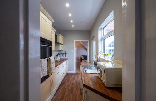 Whole Town House - Town centre! - Photo 15