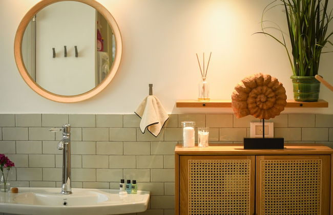 Charming 2BR Apt w a Breathtaking Patio - Foto 29