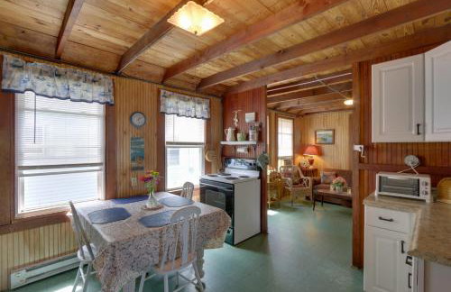 Grandmas Cottage with Sunroom Walk to Beach - Foto 11