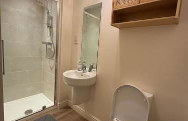 Large 3 Bed Home - Coop Live -Free parking - Foto 16