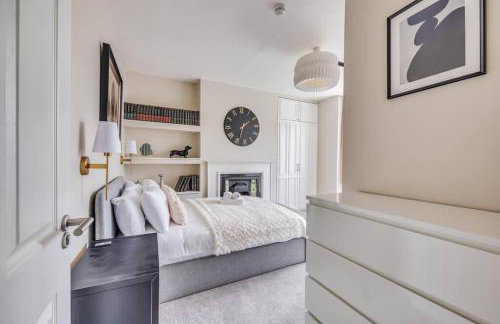 Beautiful 5 Bedroom 4 Bathroom House in W6 by Yoko Property - 10 minute's to Central London - Free Parking, Fast WiFi, Work Desks and SmartTVs with Disney and Netflix - Foto 6