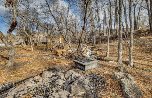 Deck and Pond Views! 2-Acre, Woodsy Rocky Mtn Haven - Foto 25