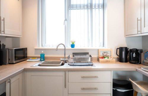 The Little Blue House by Sheppey Stays -Cosy 2BR Blue House - Near Docks with Parking - Foto 16