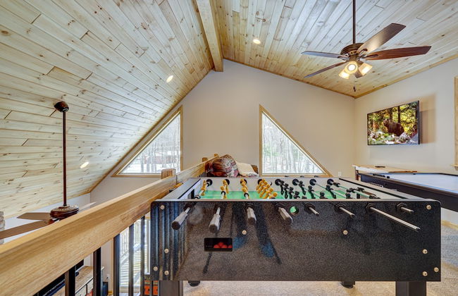 Over the Top Lodge by Avantstay Hot Tub, Shared Pool, Beach/lake Access - Foto 32