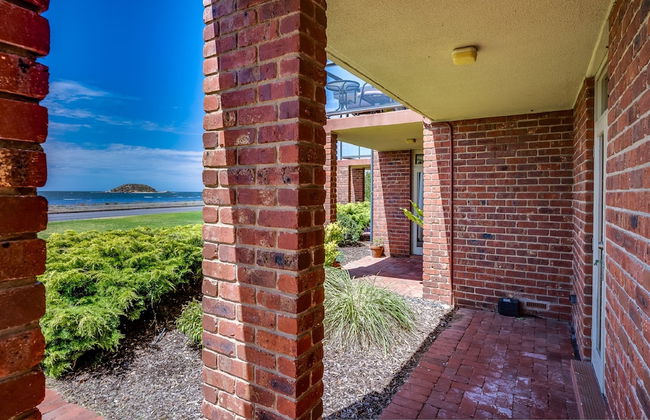 By The Sea Beachfront Apartment Wifi - Photo 16