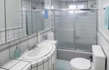 Quaint Mid-Century Cottage by the Coast - Foto 23