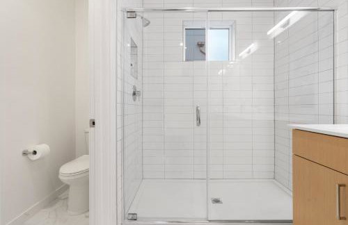 Luxe Central Home with Views & Rooftop - Foto 25