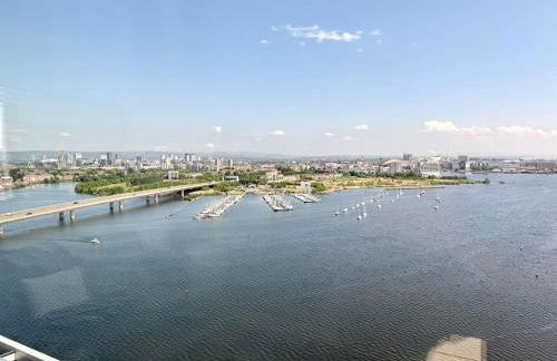 Luxury Waterfront Apartment With Panoramic View - Photo 17