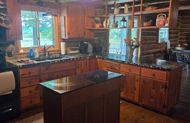 Charming Country Cabin- Cozy, Scenic View, HOT TUB, near CMAC - Foto 8