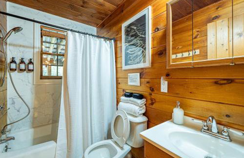 Log Cabin with Hot Tub, Game Room-10 min to NRG - Foto 25