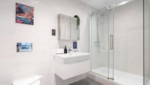 Modern 2 Bedroom 2 Bathroom Apartment With Balcony Near Shoreditch Sleeps 6 - Foto 5, towels, Shower