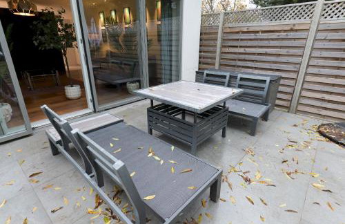 Architect-Designed Luxury Retreat 3BR Chessington - Pass the Keys - Photo 36