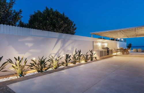 Salty Angel Sea Front Villa - Photo 26