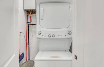 Fully Furnished Bungalow with Deck Near City Center - Foto 26