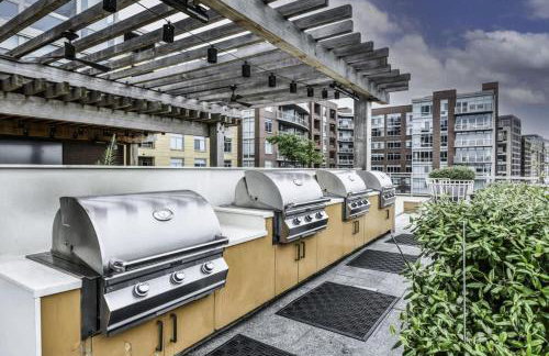 Comfy 2BR Oasis with Scenic Rooftop & Gym - Foto 41