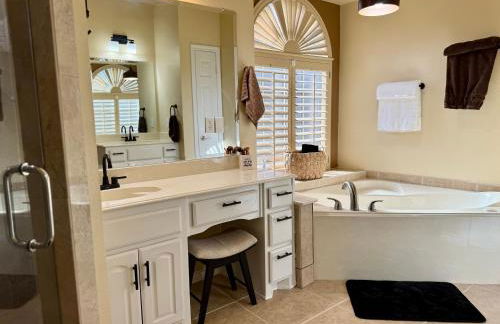 Luxury 5BR Retreat, Kid's Playroom! Near Lake Hubbard, Vineyard Views - Foto 11