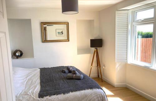 Lovely spacious flat with sea views, sunsets, garden and woodburner - Photo 16