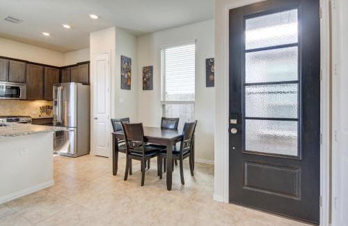 Meticulously-maintained 3-BR Townhouse w/ Backyard ~ Double-Story! - Foto 20