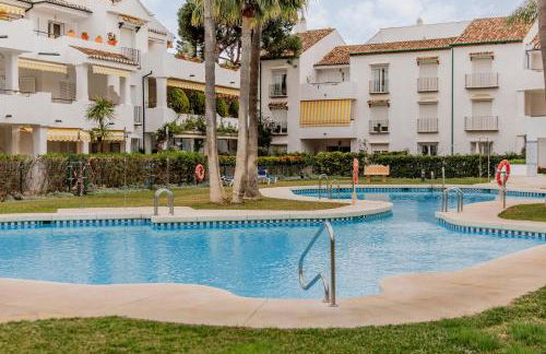 Elegant Marbella Apartment, 5-Pool Oasis, Sunlit Terrace, Garage - Photo 42