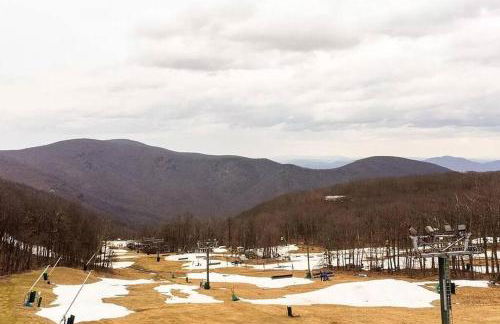 Diamond Adventure Slope Side with Foosball and Arcade at Wintergreen Resort - Foto 13