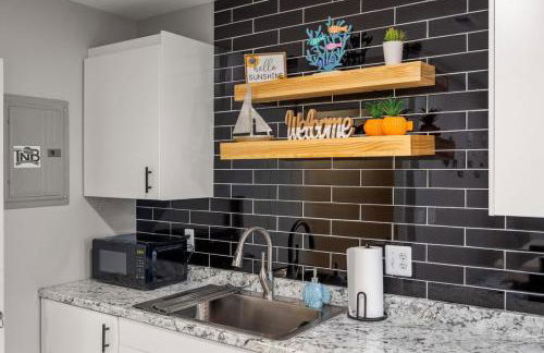 Lakeside Bliss 2BR, 1BA with All Modern Comforts - Foto 11