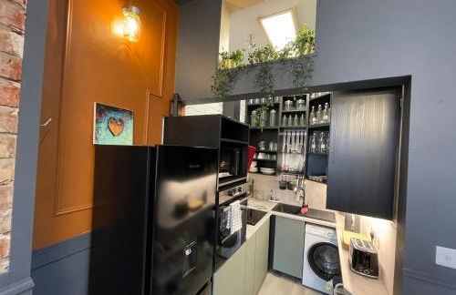 AdeamStays provides Beautiful centrally located 1 and 2 bed apartments on Liverpools Boulevard - Foto 13