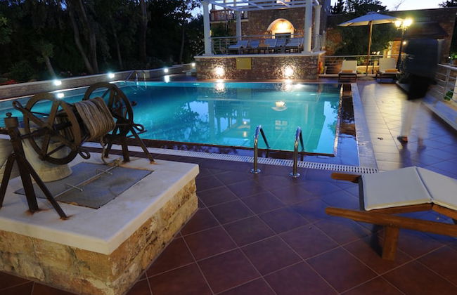 Dine on the Generous Veranda at a Rustic Stone Getaway - Foto 15