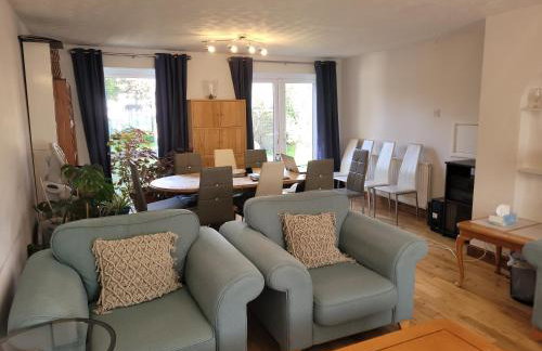 Spacious 5 Bedroom 11 Guest Family House in Horsham - Photo 2