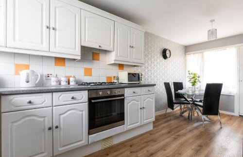 Clicketts - 3-Bedroom, Full Entire House, Sleeps 6 guests, Free wifi, Street Parking, Smart TV, Basildon, Essex London - Foto 55