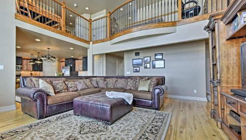 Cabin with Beach Access, Sport Court, Hot Tub and View - Photo 4