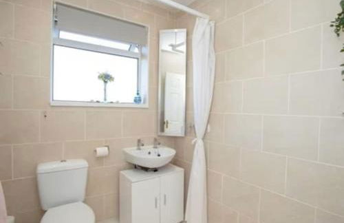 3 Bedroom Bungalow with great Sea Views, Private Hot Tub & Gardens - Foto 57