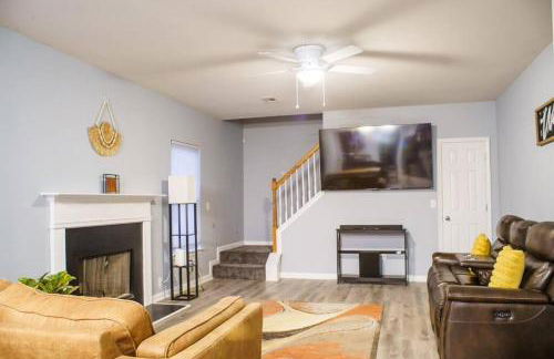 Deck, BBQ Grill, Backyard Fire Pit, Pool, Jacuzzi Tub, 65 inch TV - Foto 9