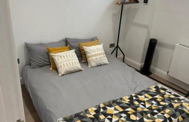 A beautiful Two Bedroom Flat with Garden & Parking - Photo 12