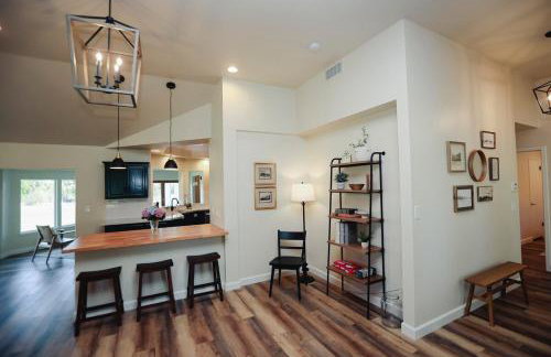 Riverfront Beauty with Pickle Ball Court - Foto 13