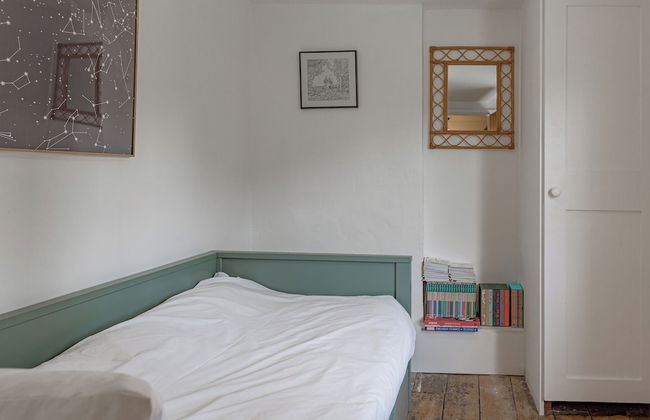 Stunning 2BD in the Heart of Malmesbury - Photo 2