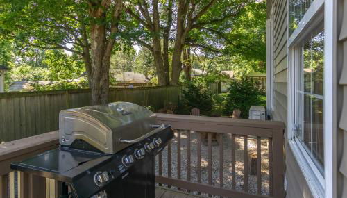 Charming Pet-Friendly Cottage Walkable to Town! - Foto 4