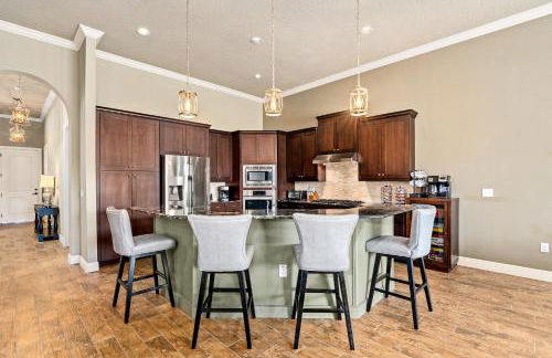 Luxury Resort Family Home Professionally Furnished Ultra Comfortable beds Epic Mario Game Room Themed Bedrooms Heated Pool and Spa Outdoor Grill Golf Course View - Foto 27