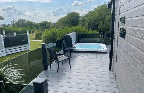 Indulgence Lakeside Lodge i3 with hot tub, private fishing peg situated at Tattershall Lakes Country Park - Foto 7