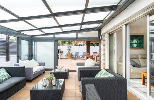 "Charm & Cozy 4BR - 3BA with Pool & Barbecue" - Photo 35